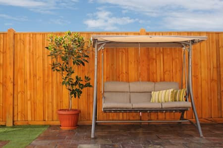 4 Ways Fence Staining & Painting Improves Properties Thumbnail